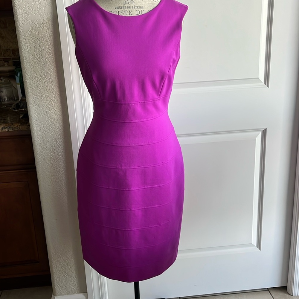 EUC Antonio Melani Women’s size 6 form fitting magenta sleeveless midi dress